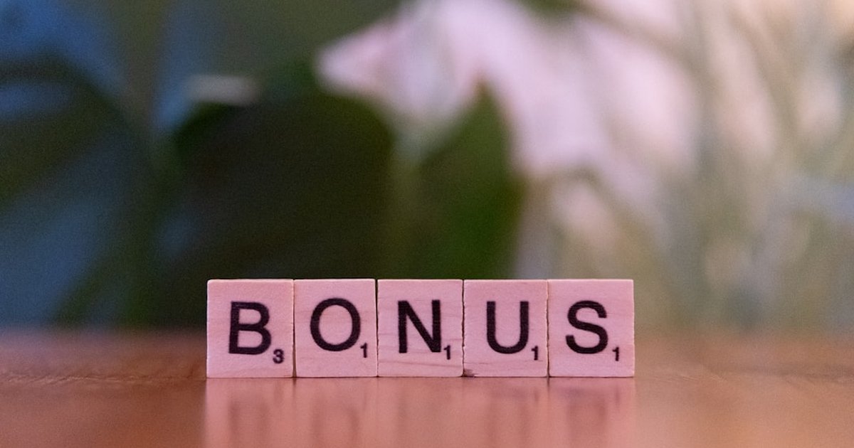 Seasonal Goals: ISAs vs Premium Bonds for Christmas